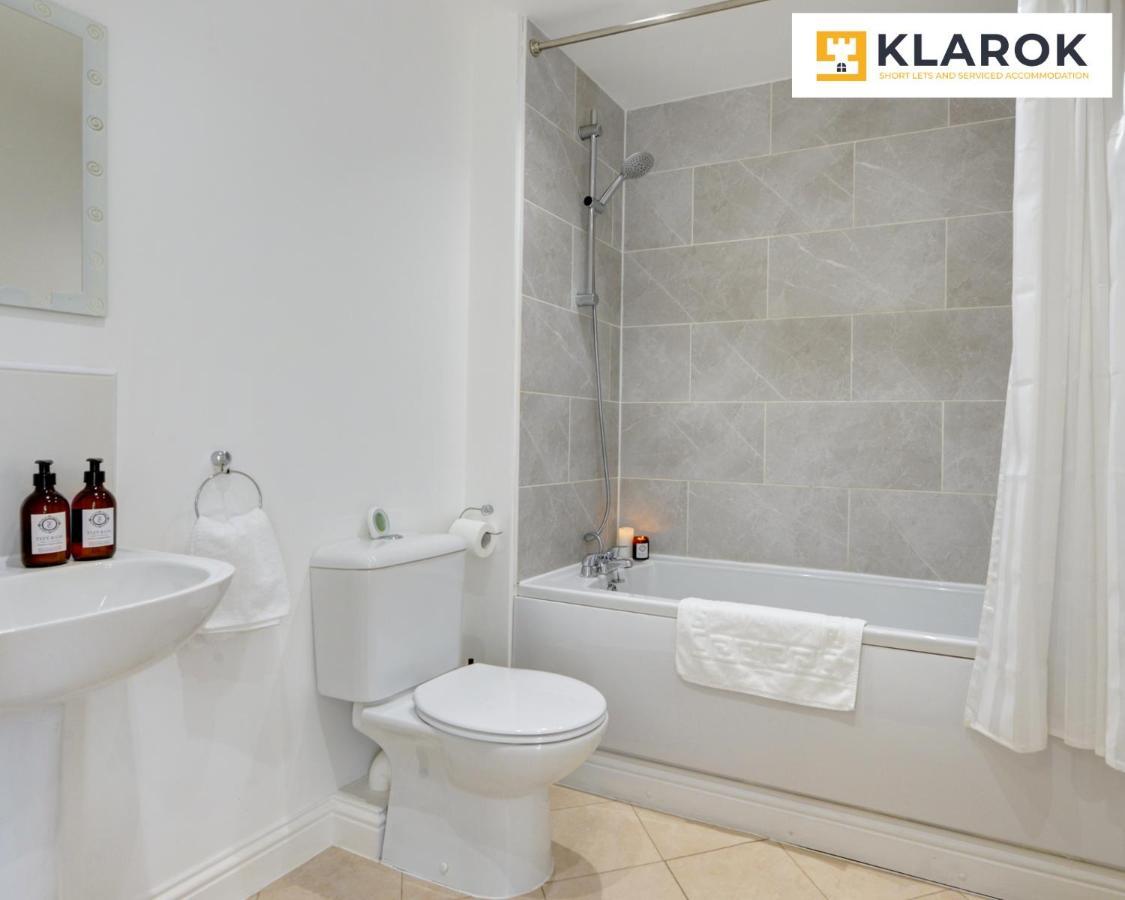 Large 4 Bedroom Semi-detached House Sleeps 7 By Klarok Short Lets & Serviced *