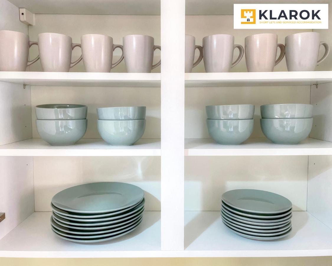 Large 4 Bedroom Semi-detached House Sleeps 7 By Klarok Short Lets & Serviced Holiday home *