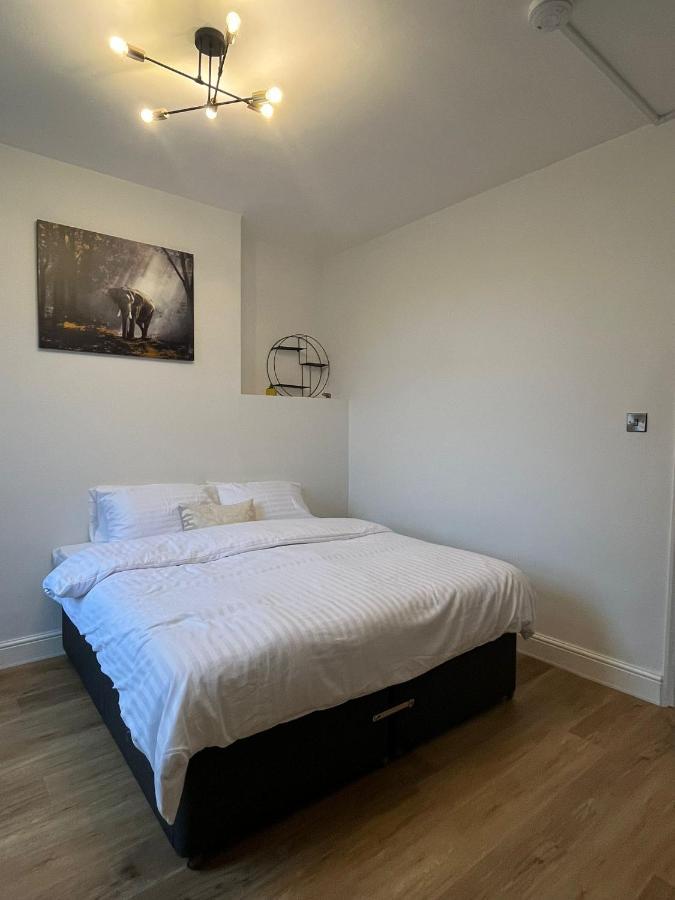 Perfect 1 Bed - With Parking, Wifi, Tv, Desk
