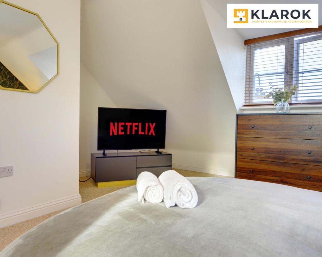 Large 4 Bedroom Semi-detached House Sleeps 7 By Klarok Short Lets & Serviced Holiday home