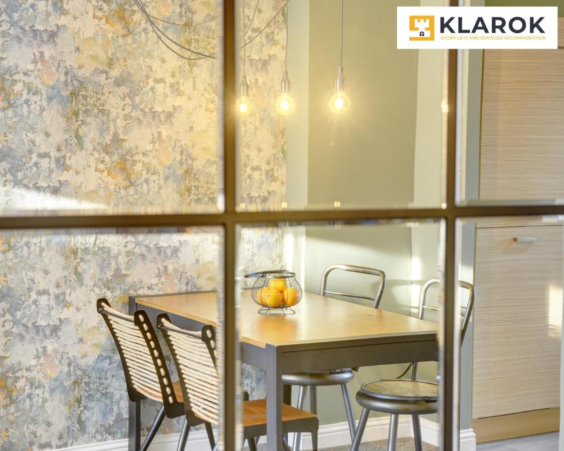 Large 4 Bedroom Semi-detached House Sleeps 7 By Klarok Short Lets & Serviced Holiday home