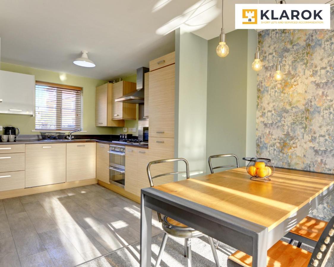Large 4 Bedroom Semi-detached House Sleeps 7 By Klarok Short Lets & Serviced Holiday home *