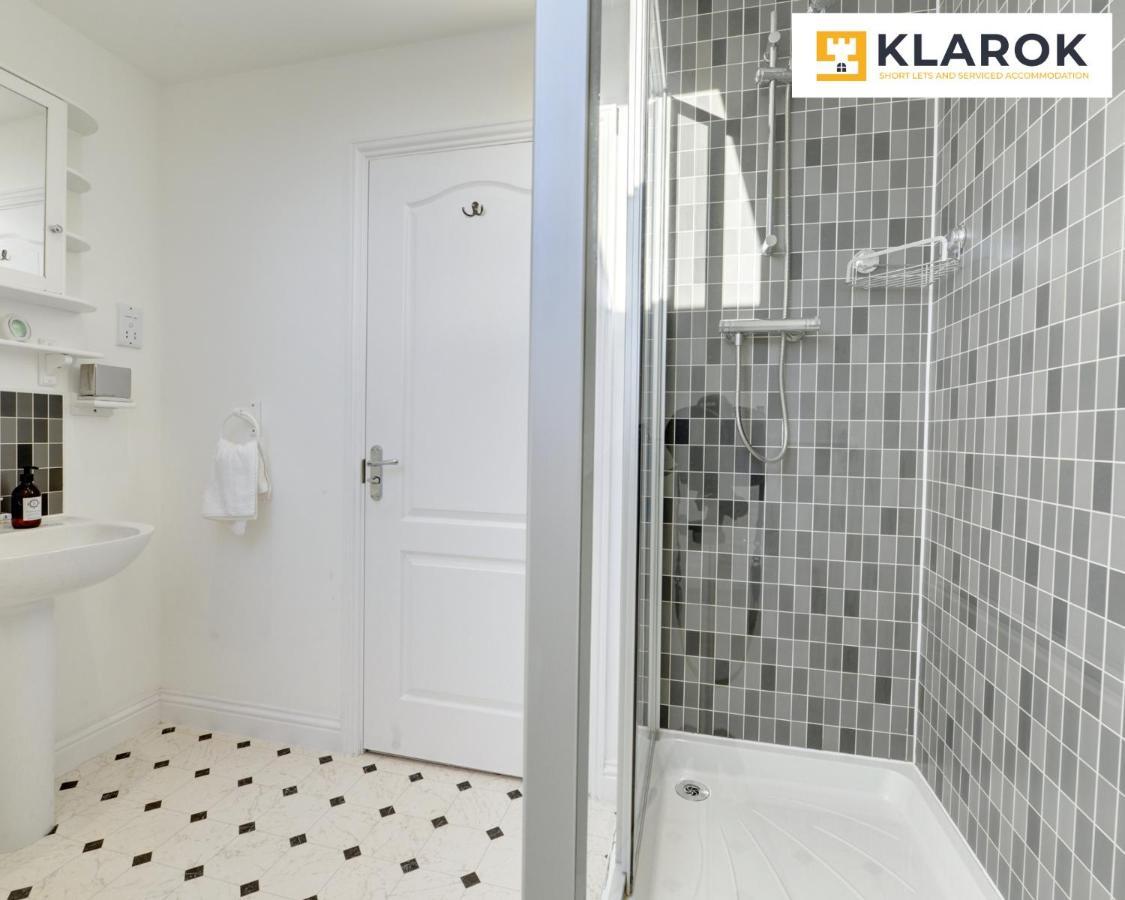 Large 4 Bedroom Semi-detached House Sleeps 7 By Klarok Short Lets & Serviced *