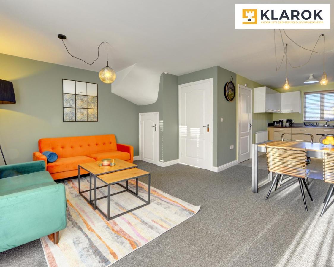 Large 4 Bedroom Semi-detached House Sleeps 7 By Klarok Short Lets & Serviced *