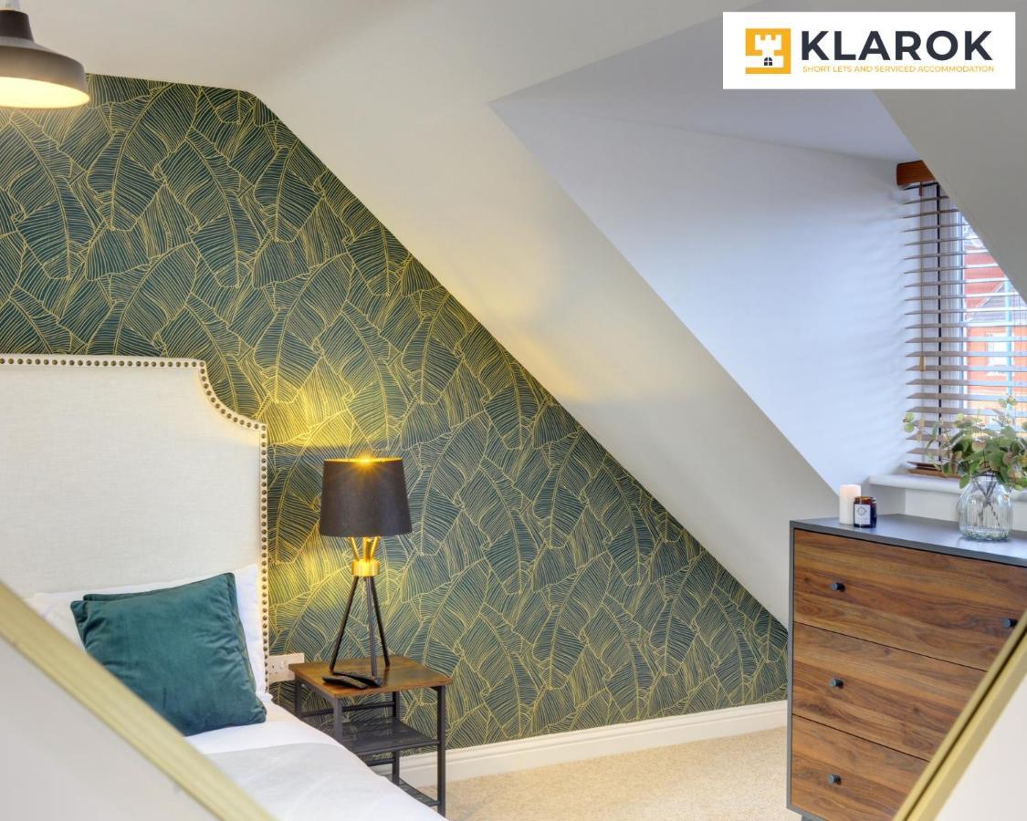 Large 4 Bedroom Semi-detached House Sleeps 7 By Klarok Short Lets & Serviced Holiday home Peterborough