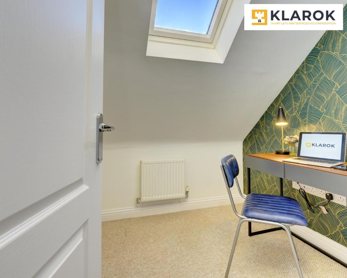 Large 4 Bedroom Semi-detached House Sleeps 7 By Klarok Short Lets & Serviced Holiday home *