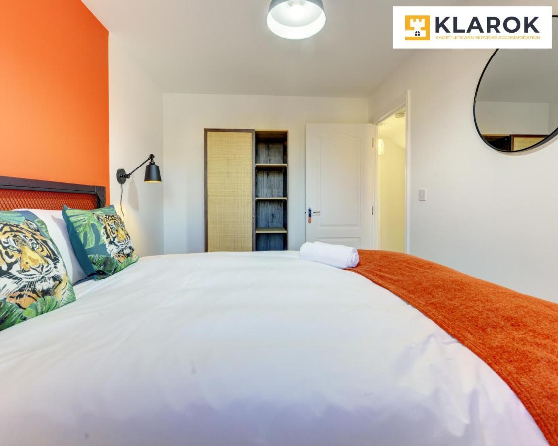 Large 4 Bedroom Semi-detached House Sleeps 7 By Klarok Short Lets & Serviced Holiday home *
