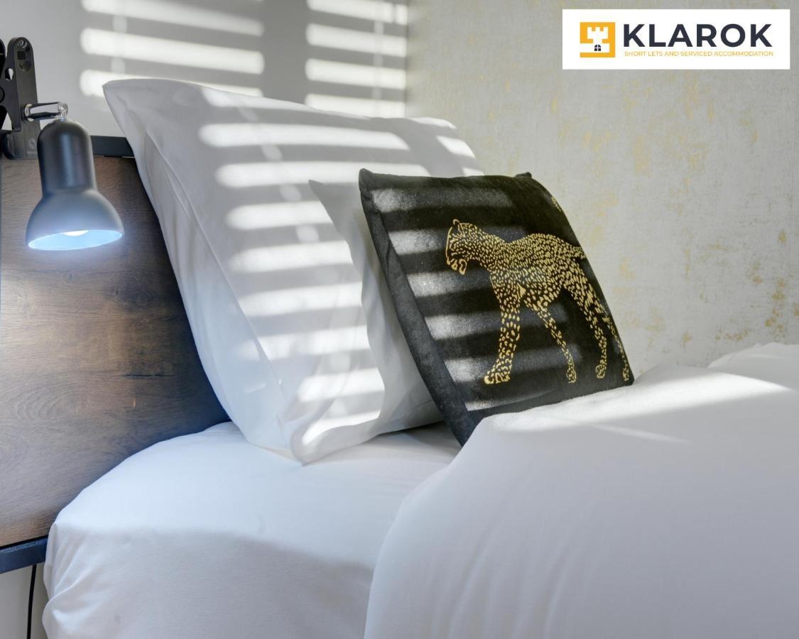 Large 4 Bedroom Semi-detached House Sleeps 7 By Klarok Short Lets & Serviced Holiday home