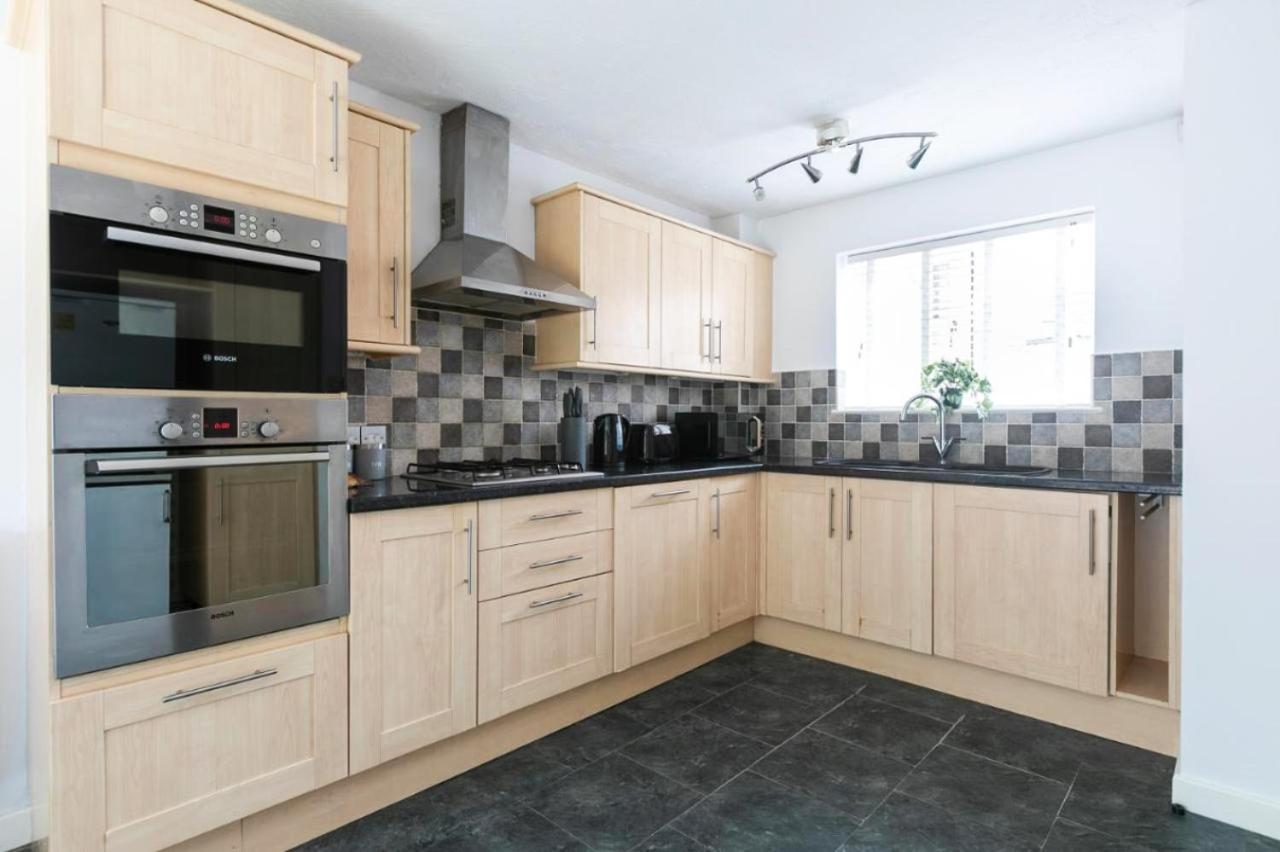 Apartment Emerald House Leisure & Contractors *