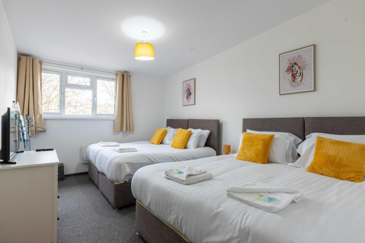 Apartment The Eldern - Spacious, Netflix, Free Parking, Close To A1 *