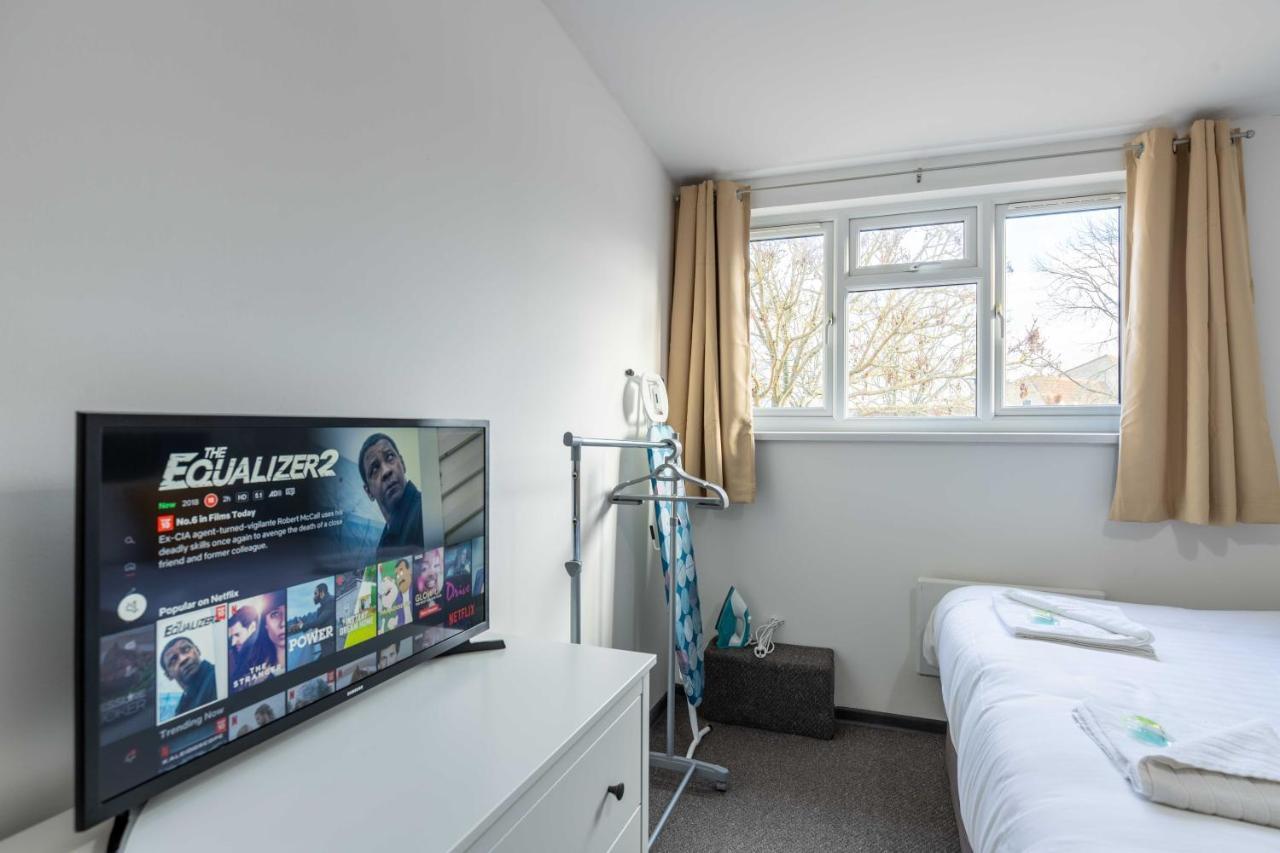 Apartment The Eldern - Spacious, Netflix, Free Parking, Close To A1 *