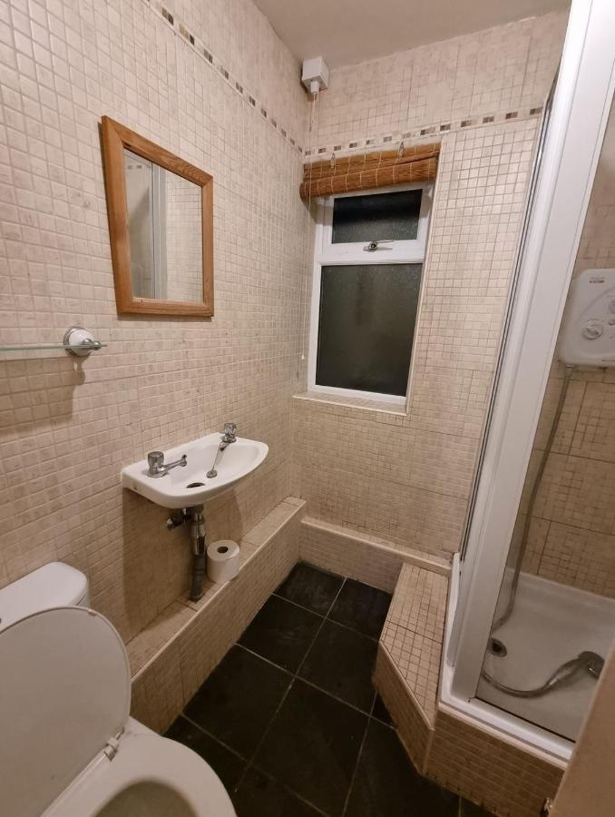 Studio For Young Professionals Needing To In Apartment Peterborough