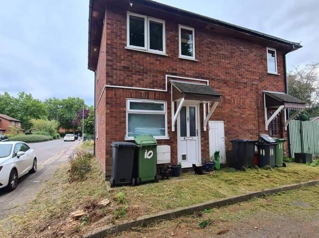 Studio For Young Professionals Needing To In Apartment Peterborough