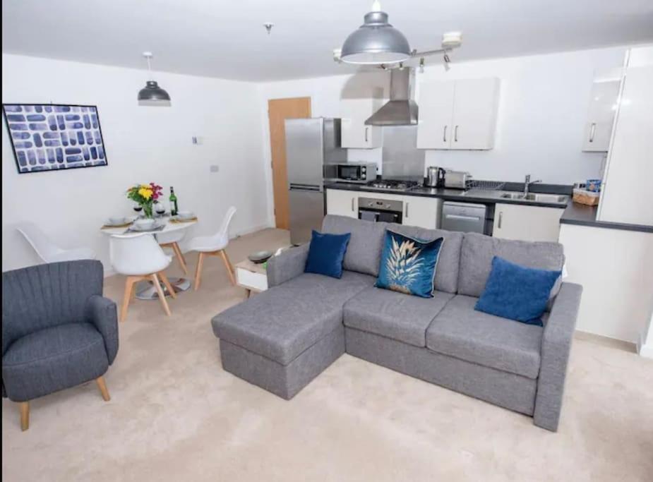 1 Bedroom Flat In Centre