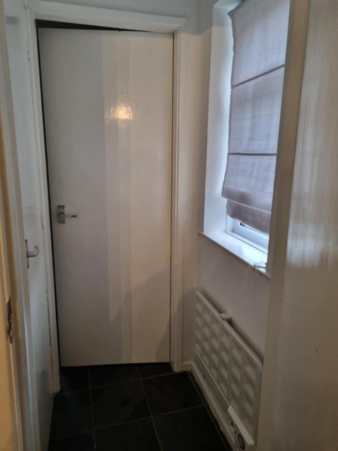 Studio For Young Professionals Needing To In Apartment Peterborough