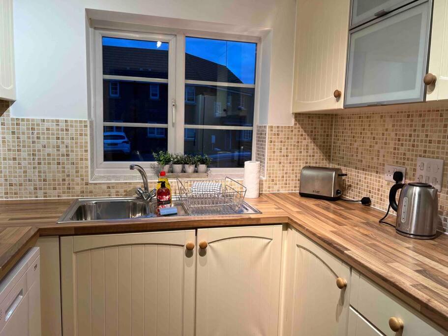 Modern - Free Parking - Contractors Welcome Apartment Peterborough