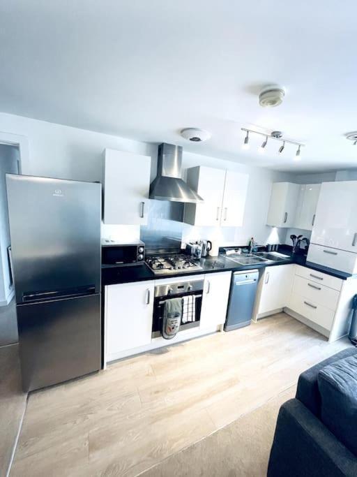 1 Bedroom Flat In Centre Apartment *