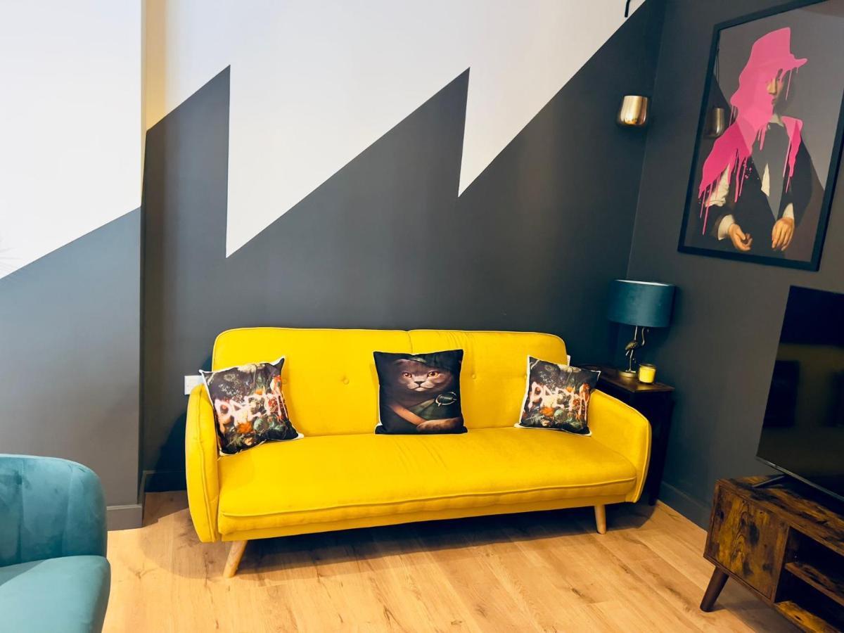 Apartment Kvm Lavish Style: Modern 2-bedroom With Free Parking Peterborough