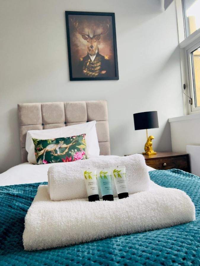 Apartment Kvm Lavish Style: Modern 2-bedroom With Free Parking Peterborough