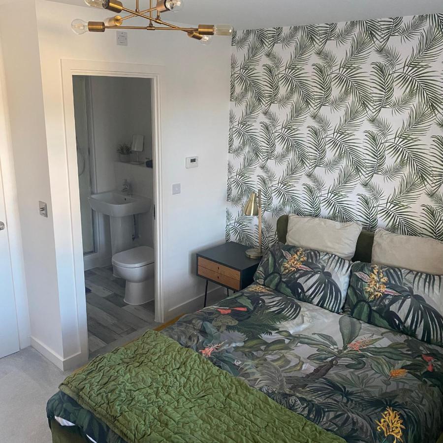 Center: Modern 2-bedroom With Parking Apartment *