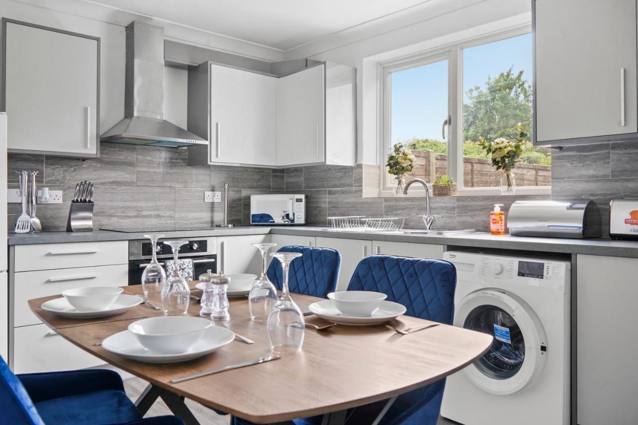 Nomastay Contractors: Convenient 3-bedroom Near A47 & Amenities Holiday home *