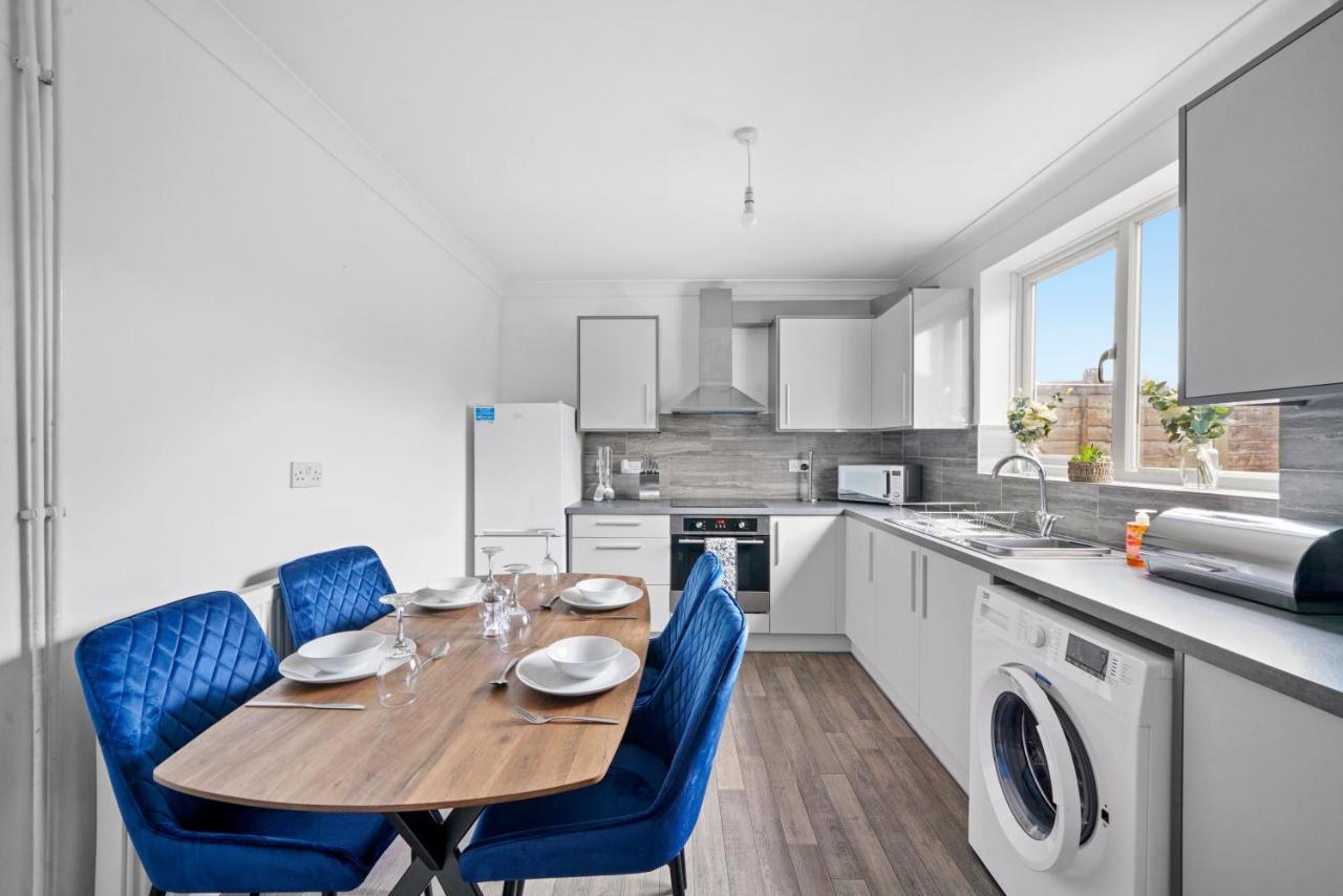 Nomastay Contractors: Convenient 3-bedroom Near A47 & Amenities