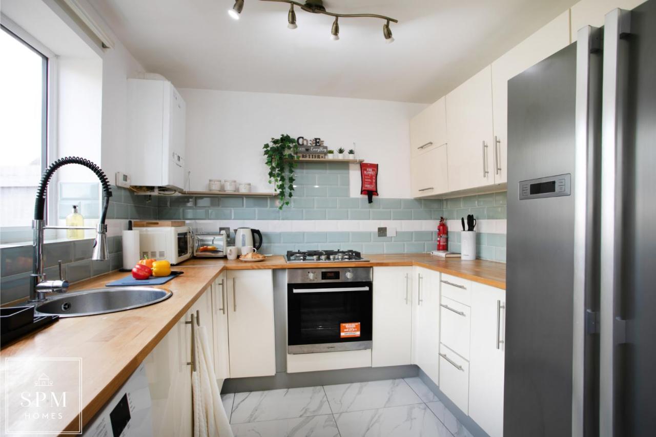 4 Bed House-parking-wifi-smart Tvs In Each Bedroom-special Rates Available