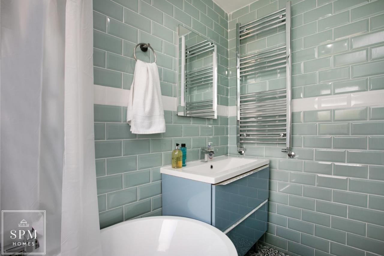 Apartment 4 Bed House-parking-wifi-smart Tvs In Each Bedroom-special Rates Available