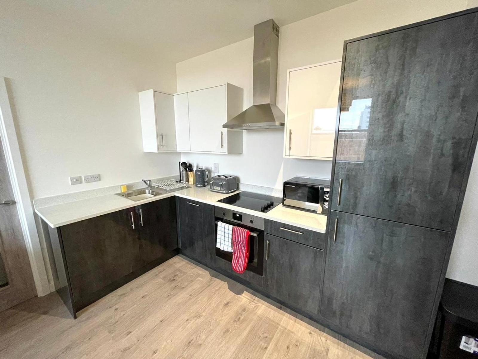 Opp - High End 2 Bed 2 With Secure Parking! Big Savings Booking 4 Nights Or More!
