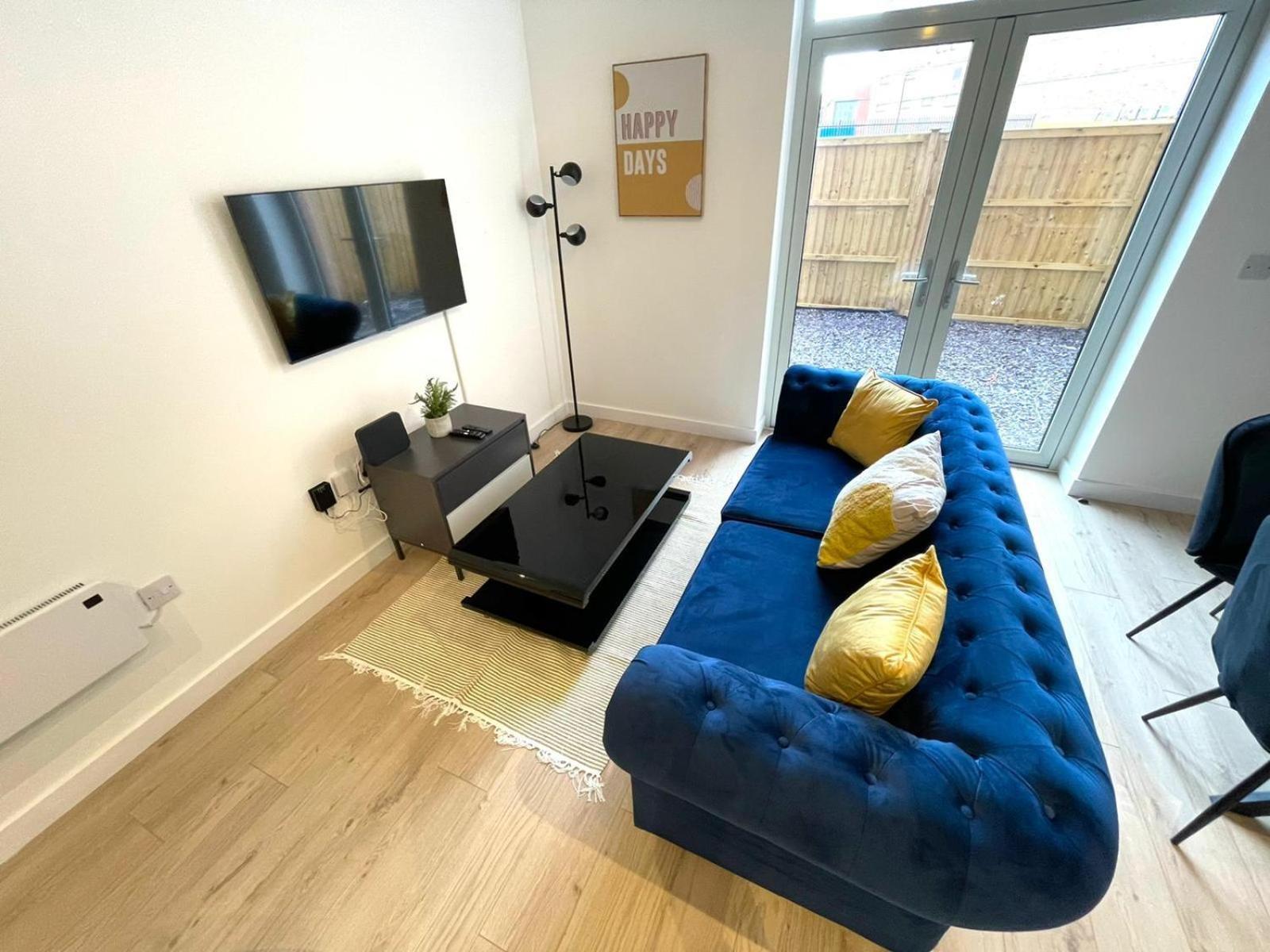 Opp - High End 2 Bed 2 With Secure Parking! Big Savings Booking 4 Nights Or More! Apartment *
