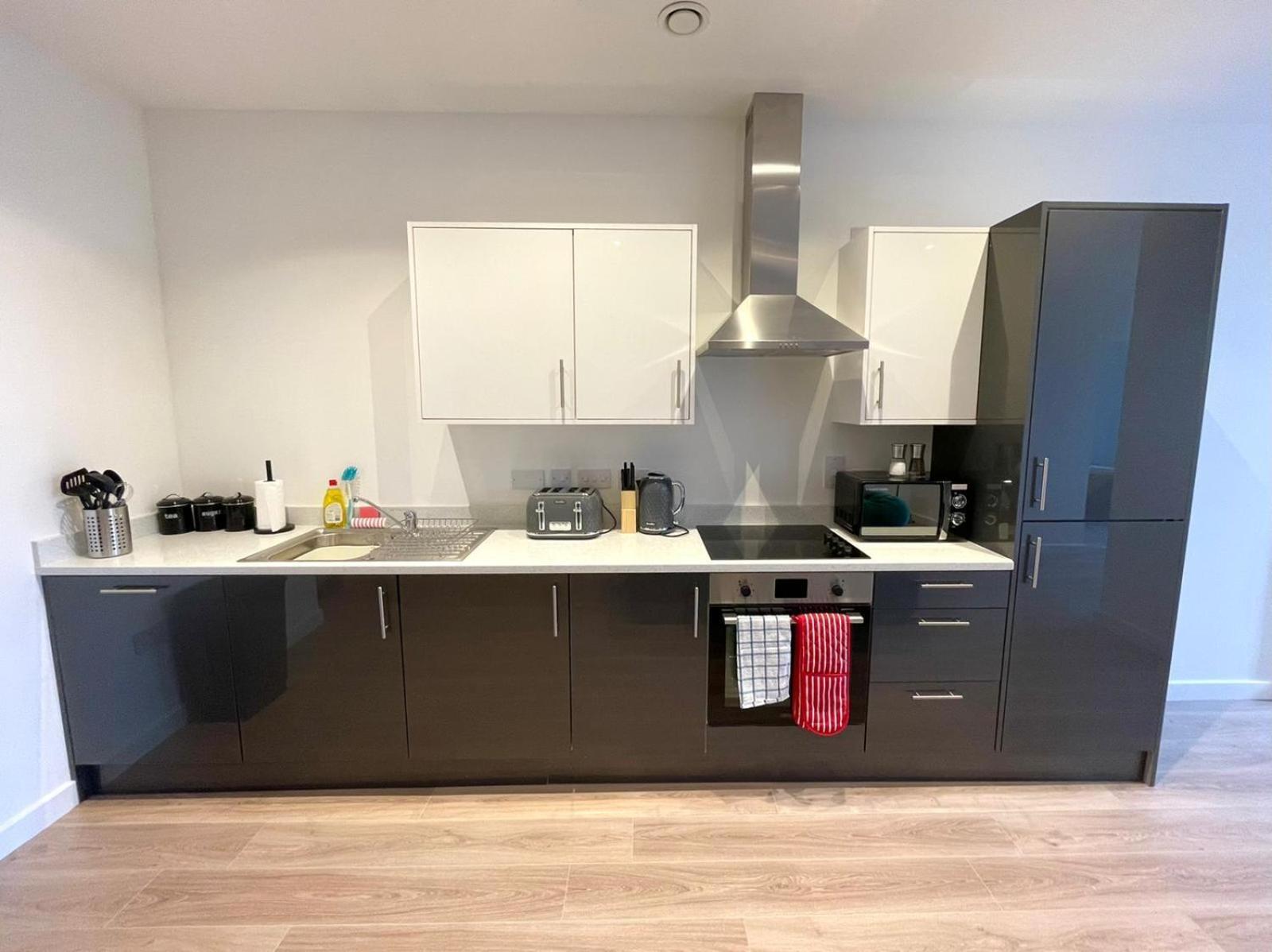 Apartment Opp - High End 2 Bed 2 With Secure Parking! Big Savings Booking 4 Nights Or More! Peterborough