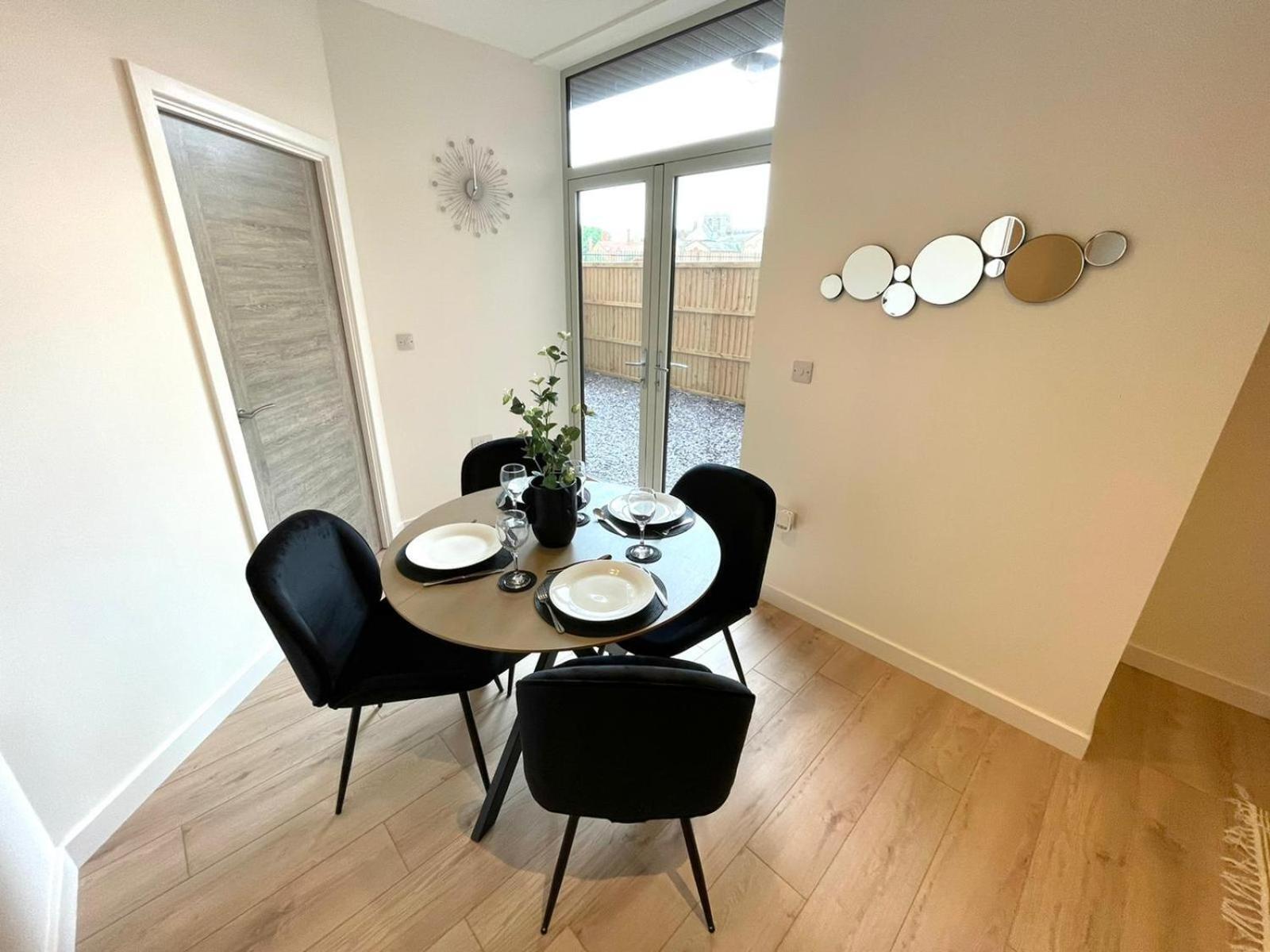 Apartment Opp - High End 2 Bed 2 With Secure Parking! Big Savings Booking 4 Nights Or More!