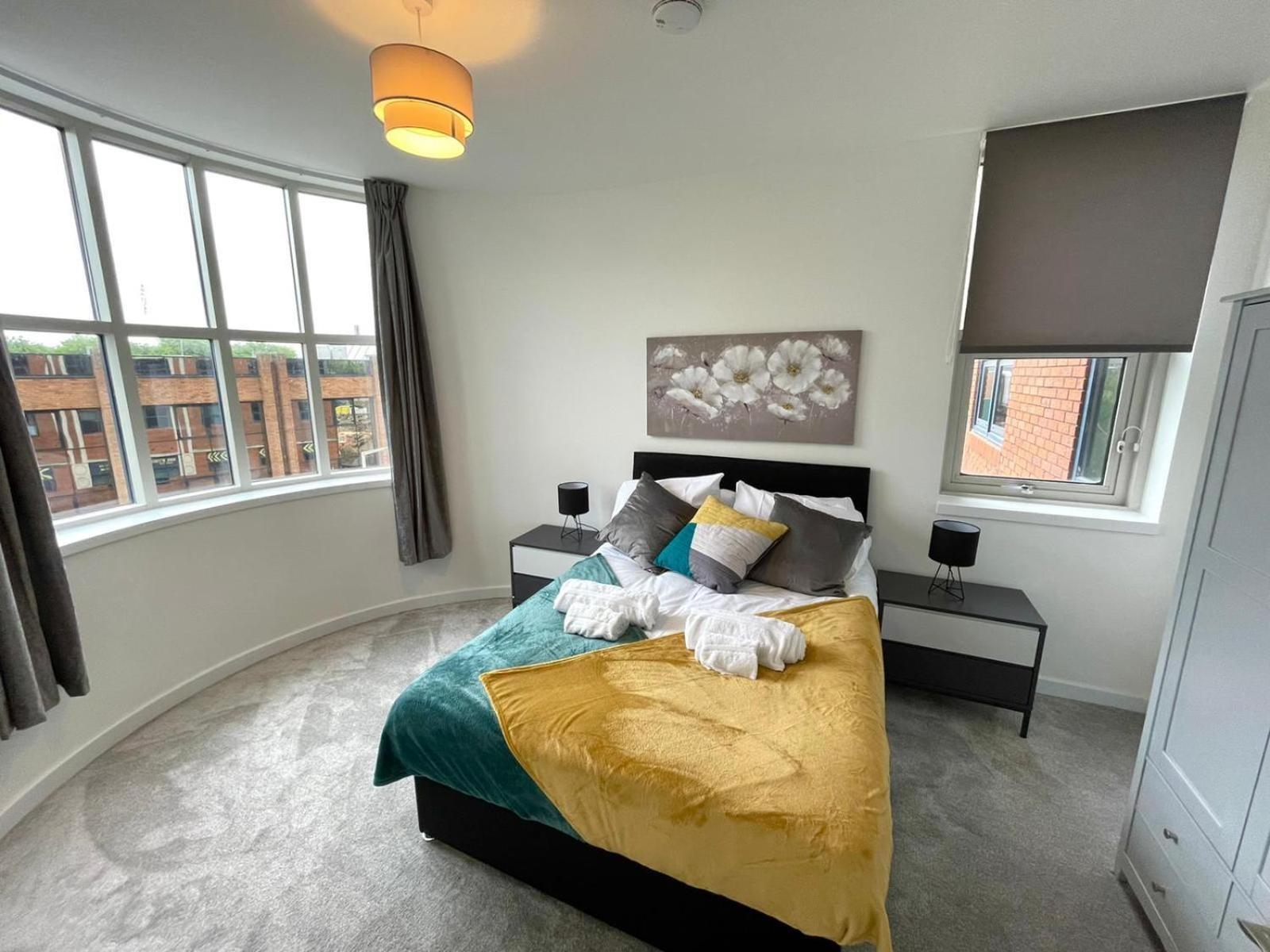Apartment Opp - High End 2 Bed 2 With Secure Parking! Big Savings Booking 4 Nights Or More!