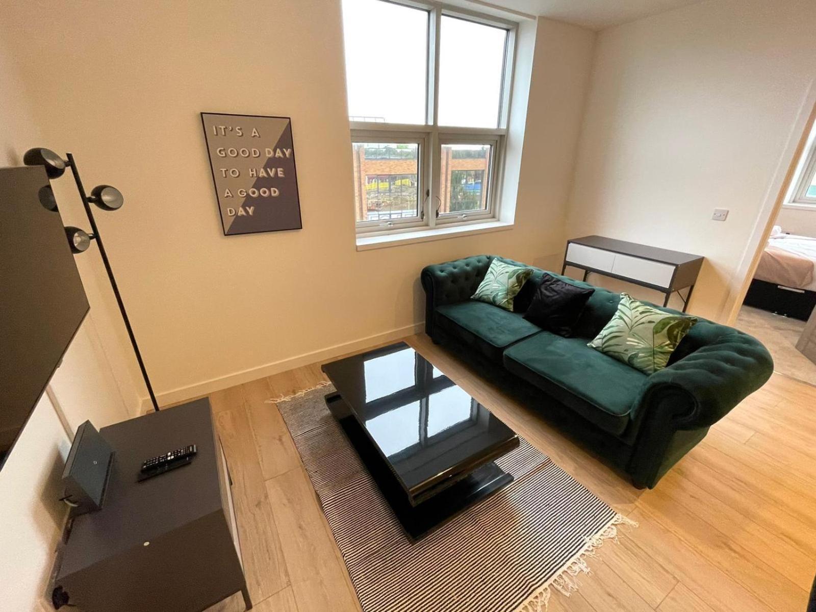 Apartment Opp - High End 2 Bed 2 With Secure Parking! Big Savings Booking 4 Nights Or More! *