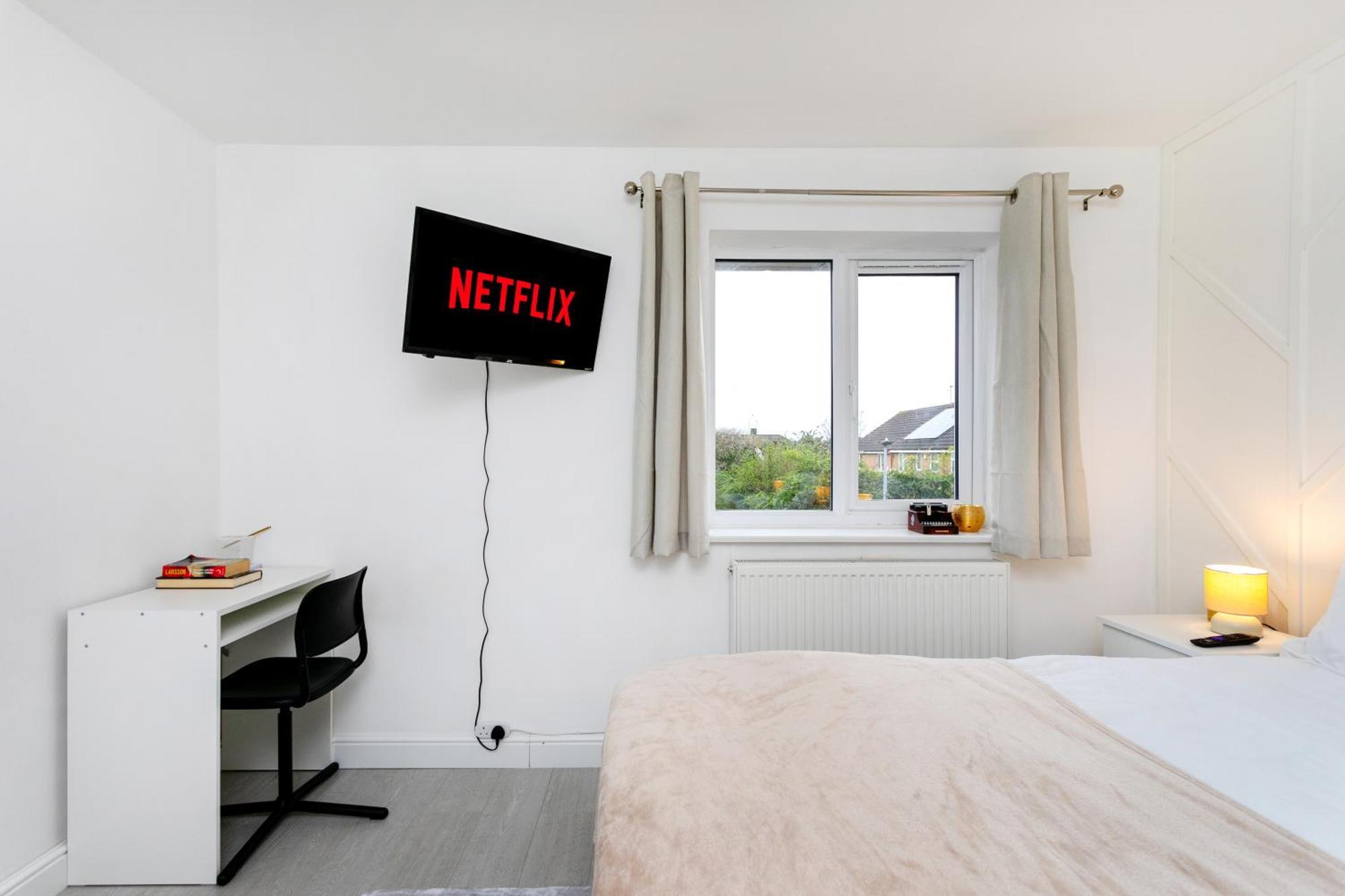 4 Bed House-parking-wifi-smart Tvs In Each Bedroom-special Rates Available *