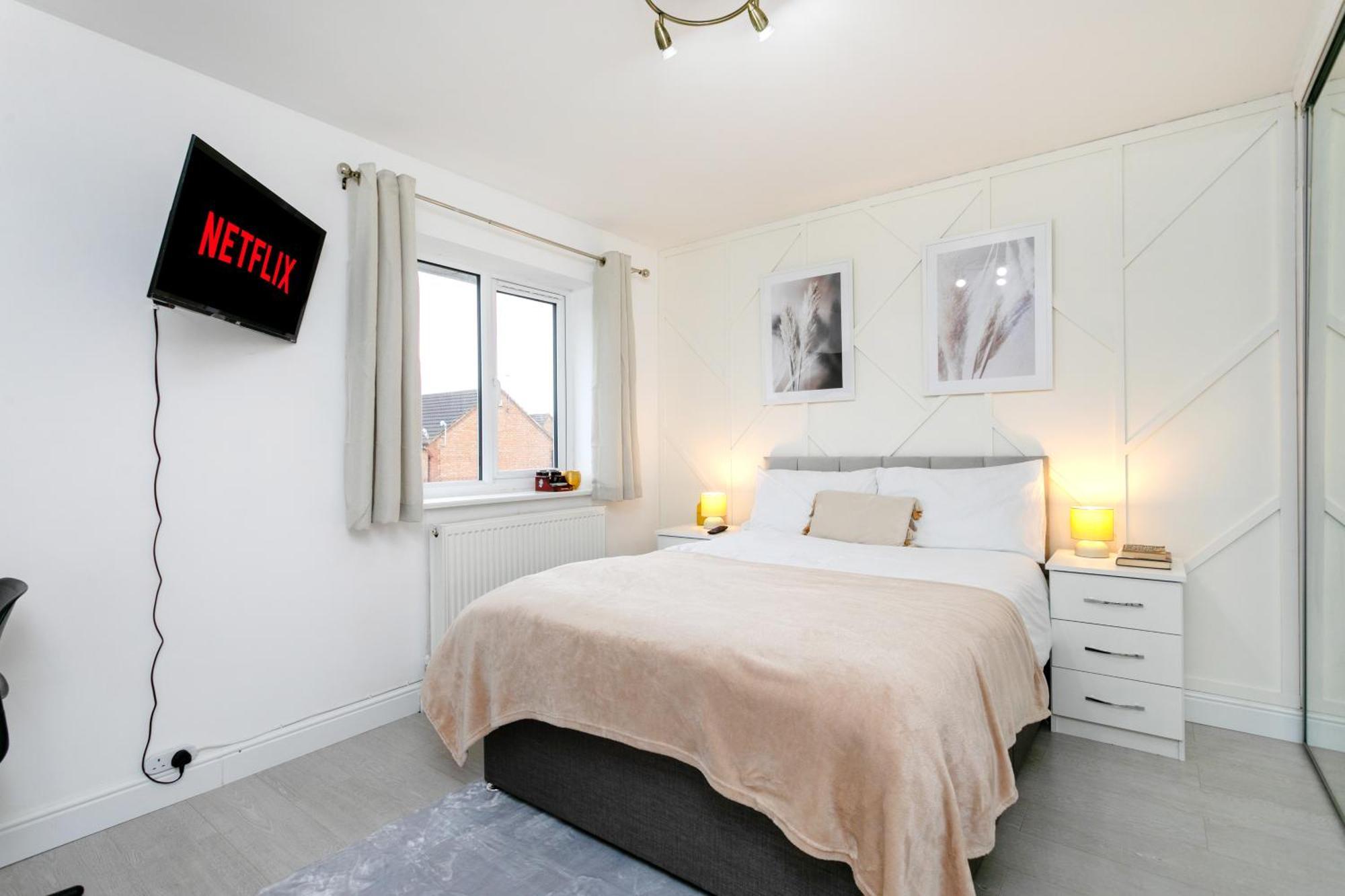Apartment 4 Bed House-parking-wifi-smart Tvs In Each Bedroom-special Rates Available