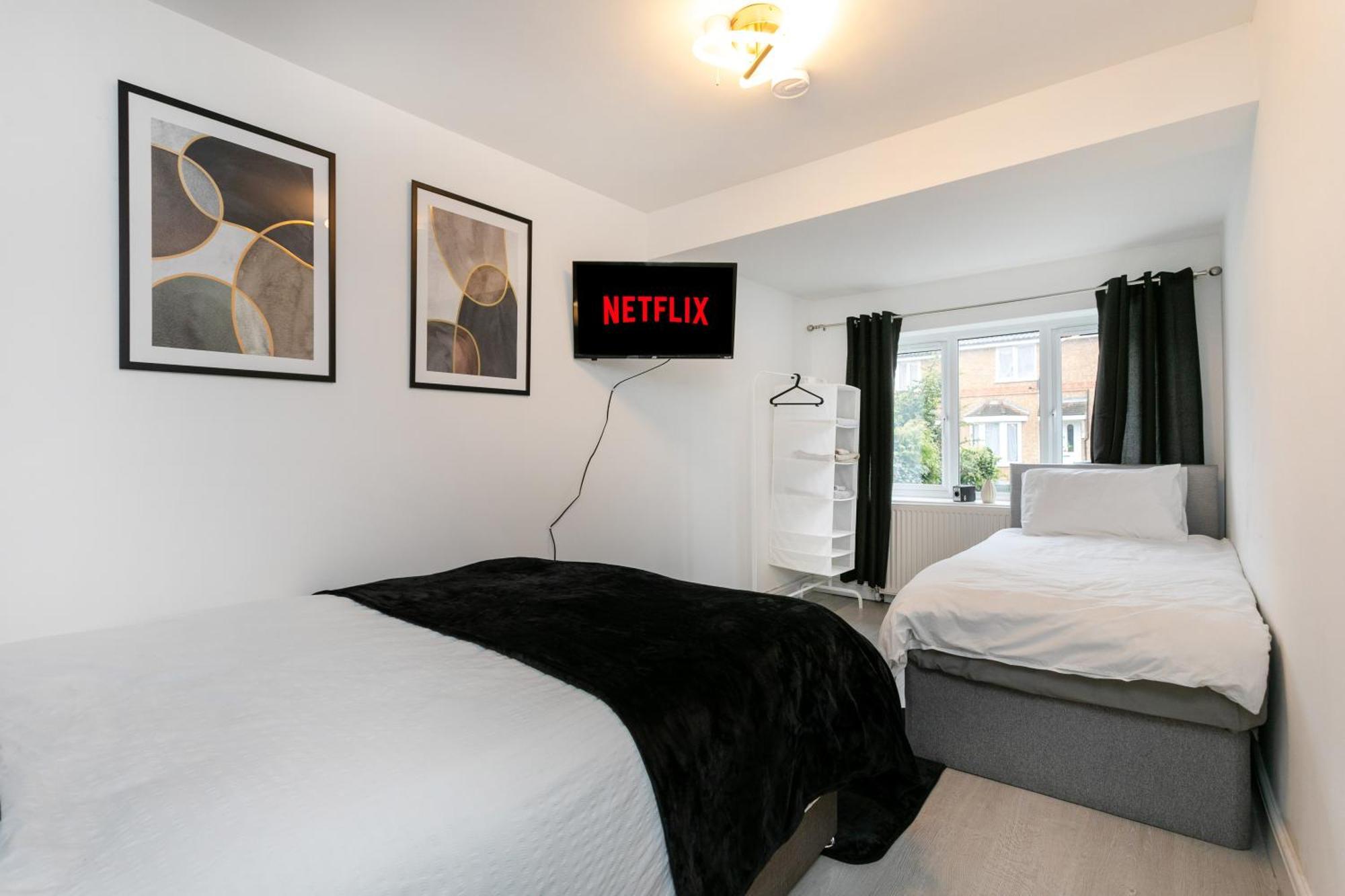 4 Bed House-parking-wifi-smart Tvs In Each Bedroom-special Rates Available Apartment Peterborough