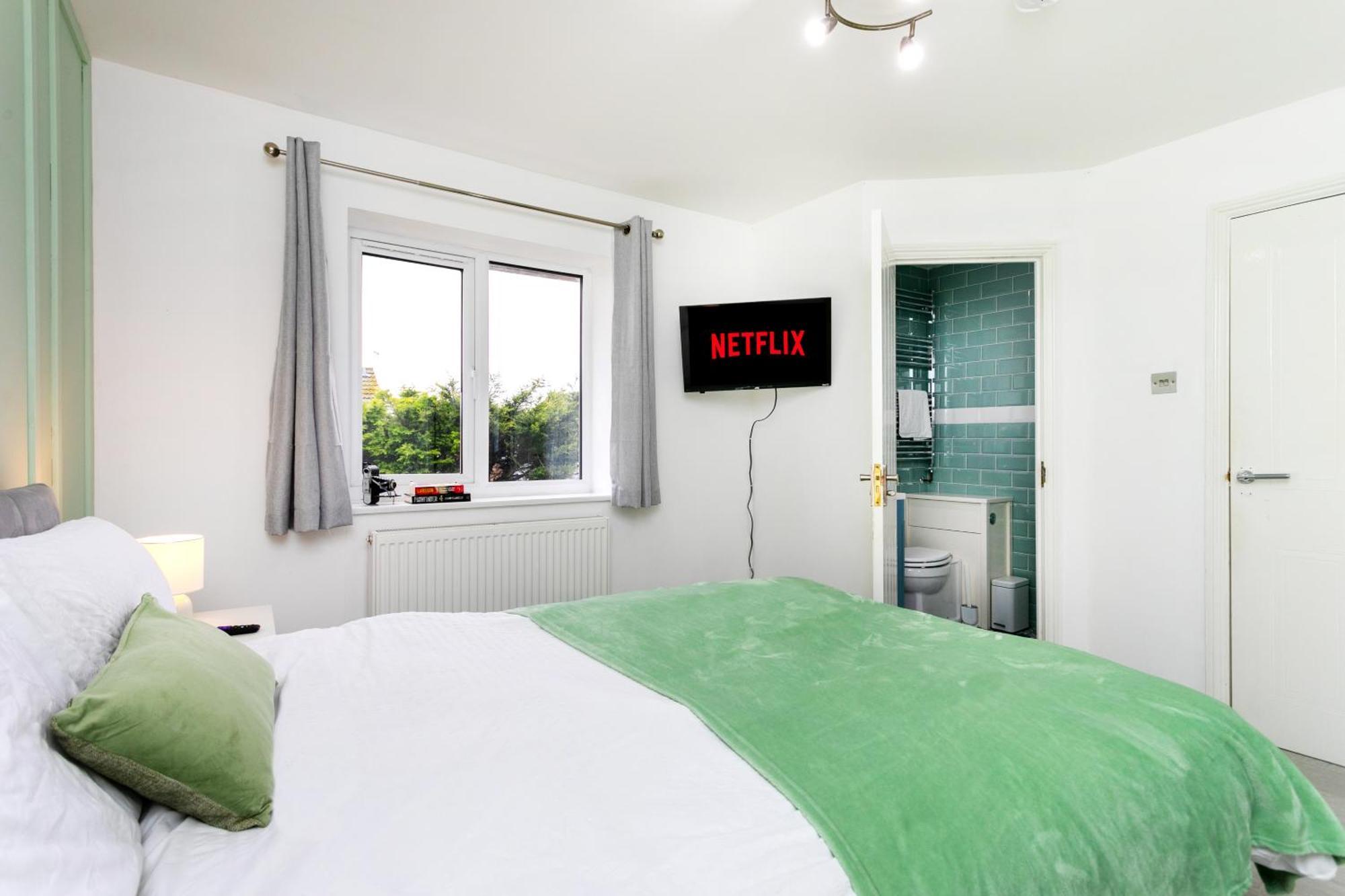 4 Bed House-parking-wifi-smart Tvs In Each Bedroom-special Rates Available Peterborough