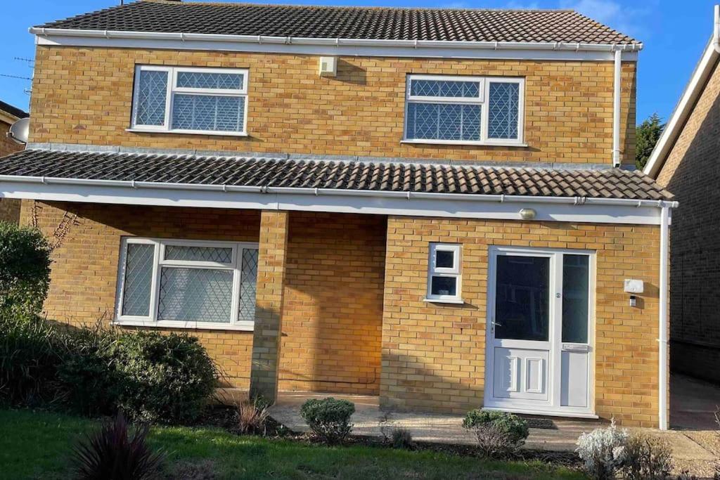 3 Bed Detached House Near Centre - Blossom House *