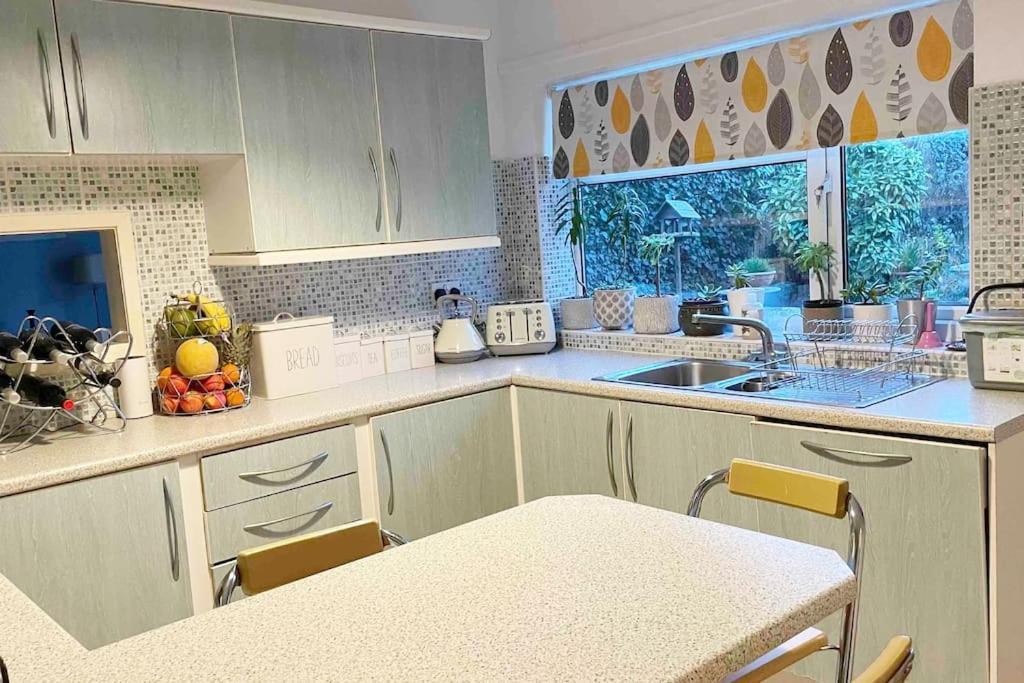 3 Bed Detached House Near Centre - Blossom House * Peterborough