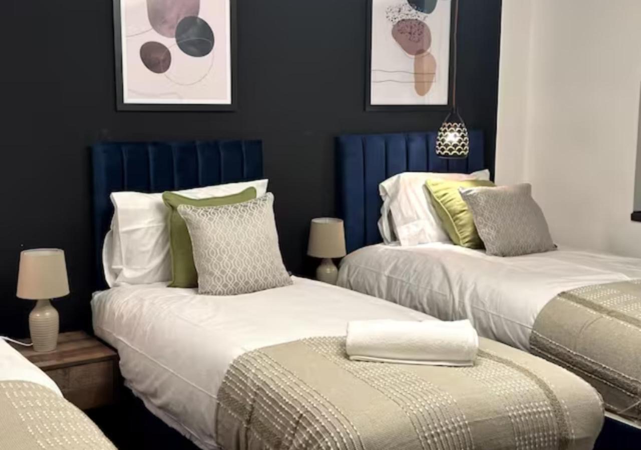 Superior 1-bed With 2 Sofa Beds Sleeps 6 * Peterborough
