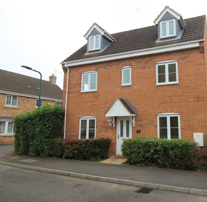 Holiday home The Iris House Is Close To Centre And Is Ideal For Tourists, Visiting Family Members Or Work Related Activities Including Contractors *