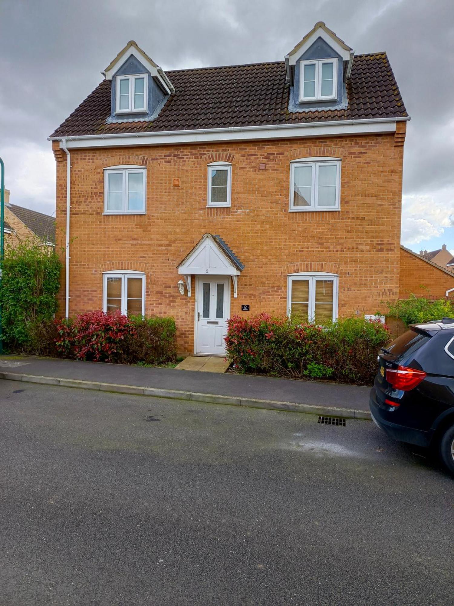 The Iris House Is Close To Centre And Is Ideal For Tourists, Visiting Family Members Or Work Related Activities Including Contractors Peterborough