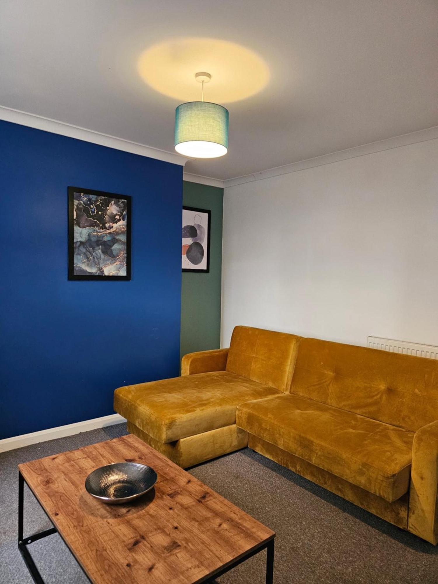 Nomastay Contractors: Convenient 3-bedroom Near A47 & Amenities *