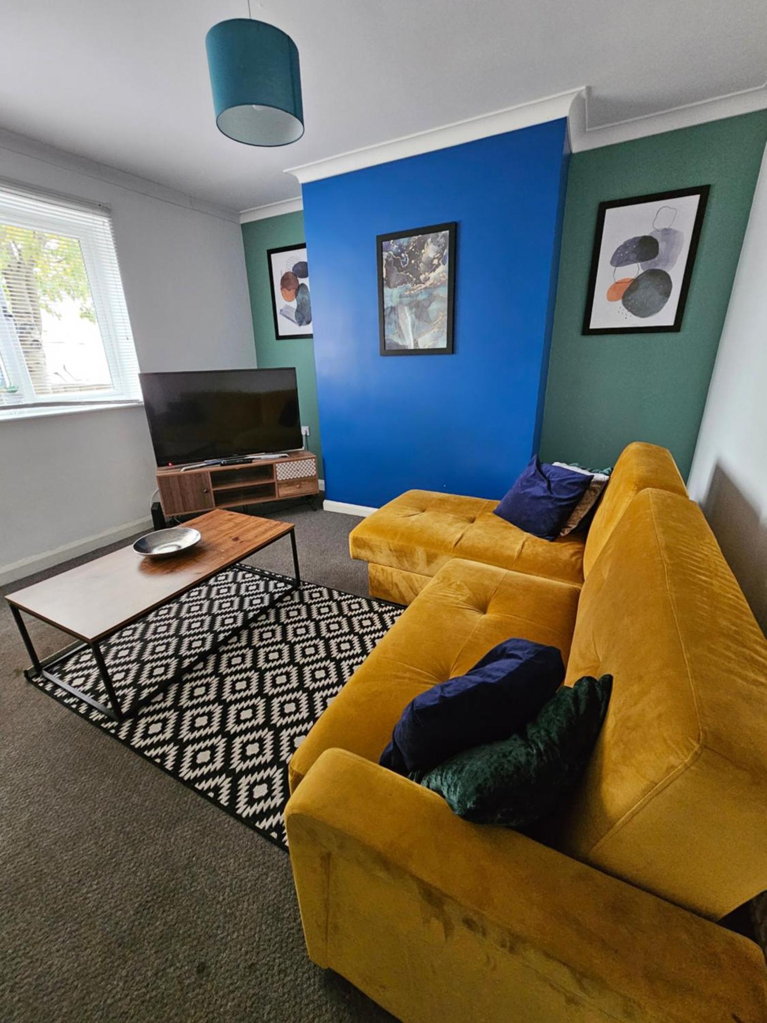 Nomastay Contractors: Convenient 3-bedroom Near A47 & Amenities *