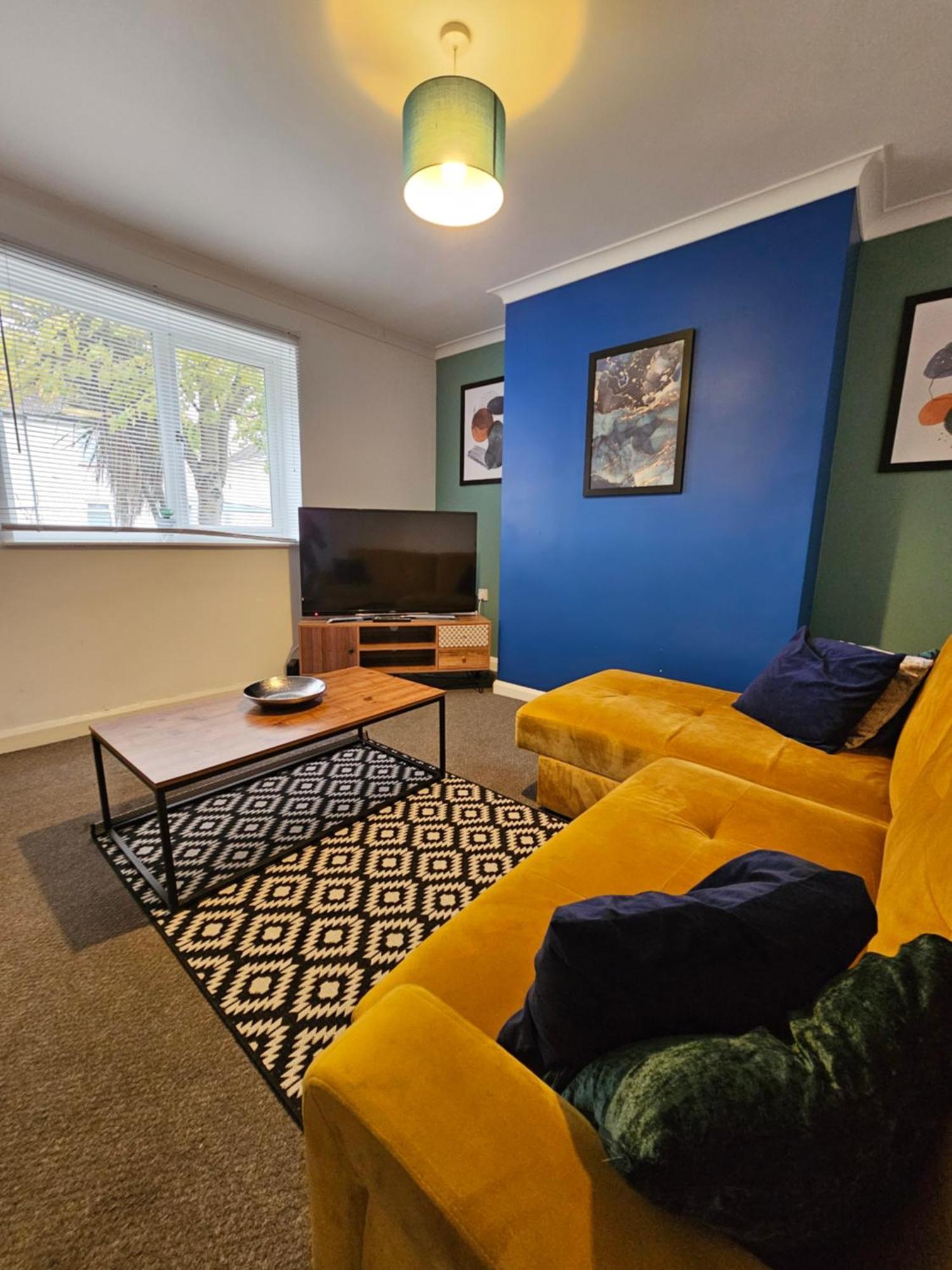 Nomastay Contractors: Convenient 3-bedroom Near A47 & Amenities Holiday home *