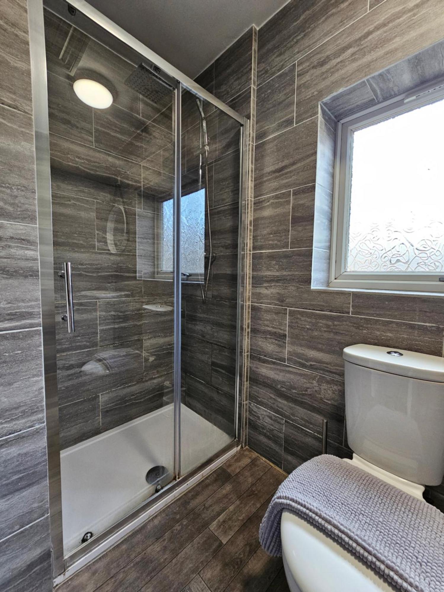 Holiday home Nomastay Contractors: Convenient 3-bedroom Near A47 & Amenities *