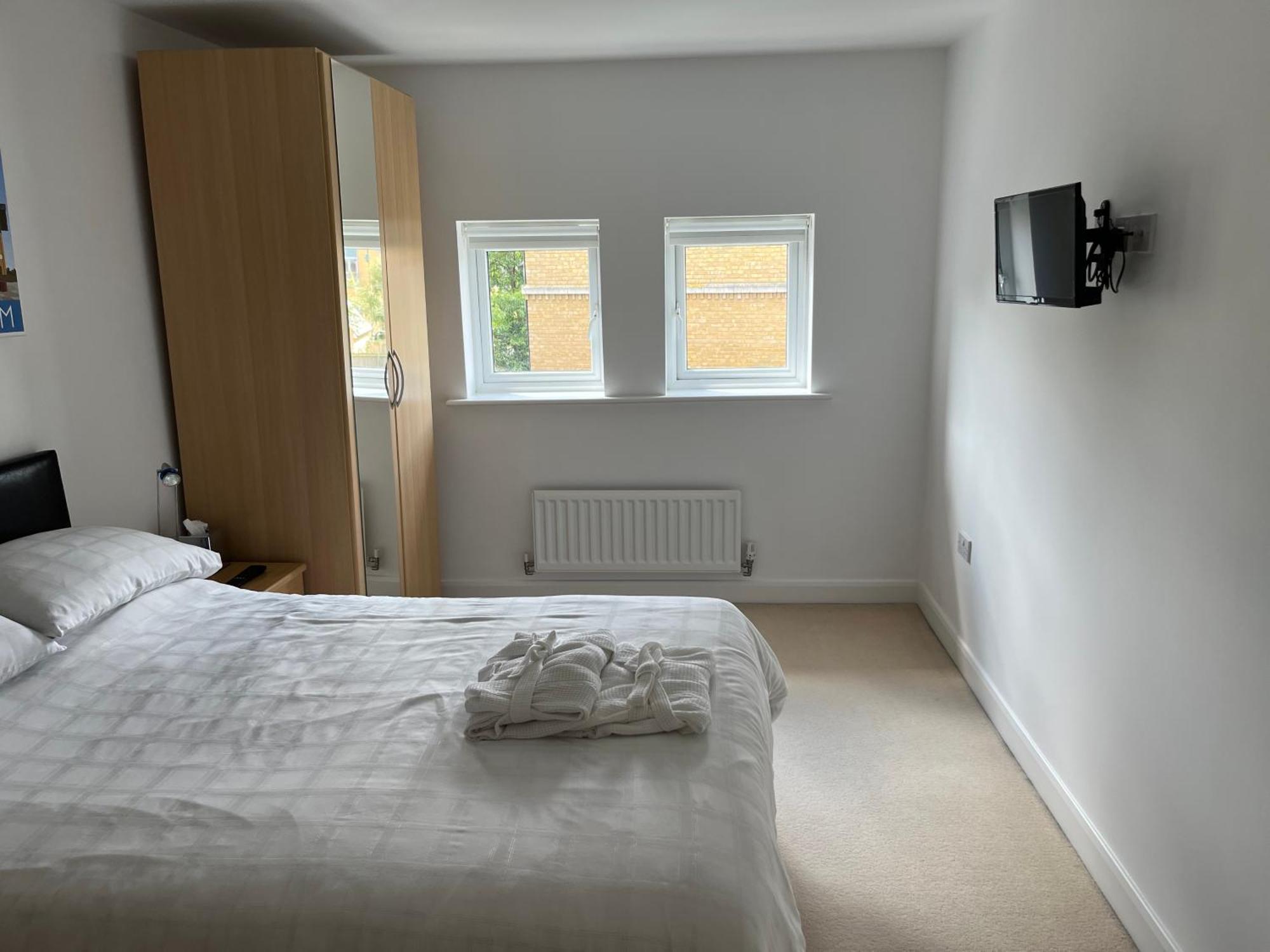 Hampton Vale, Lakeside Large Double Bedroom With Own Bathroom Homestay