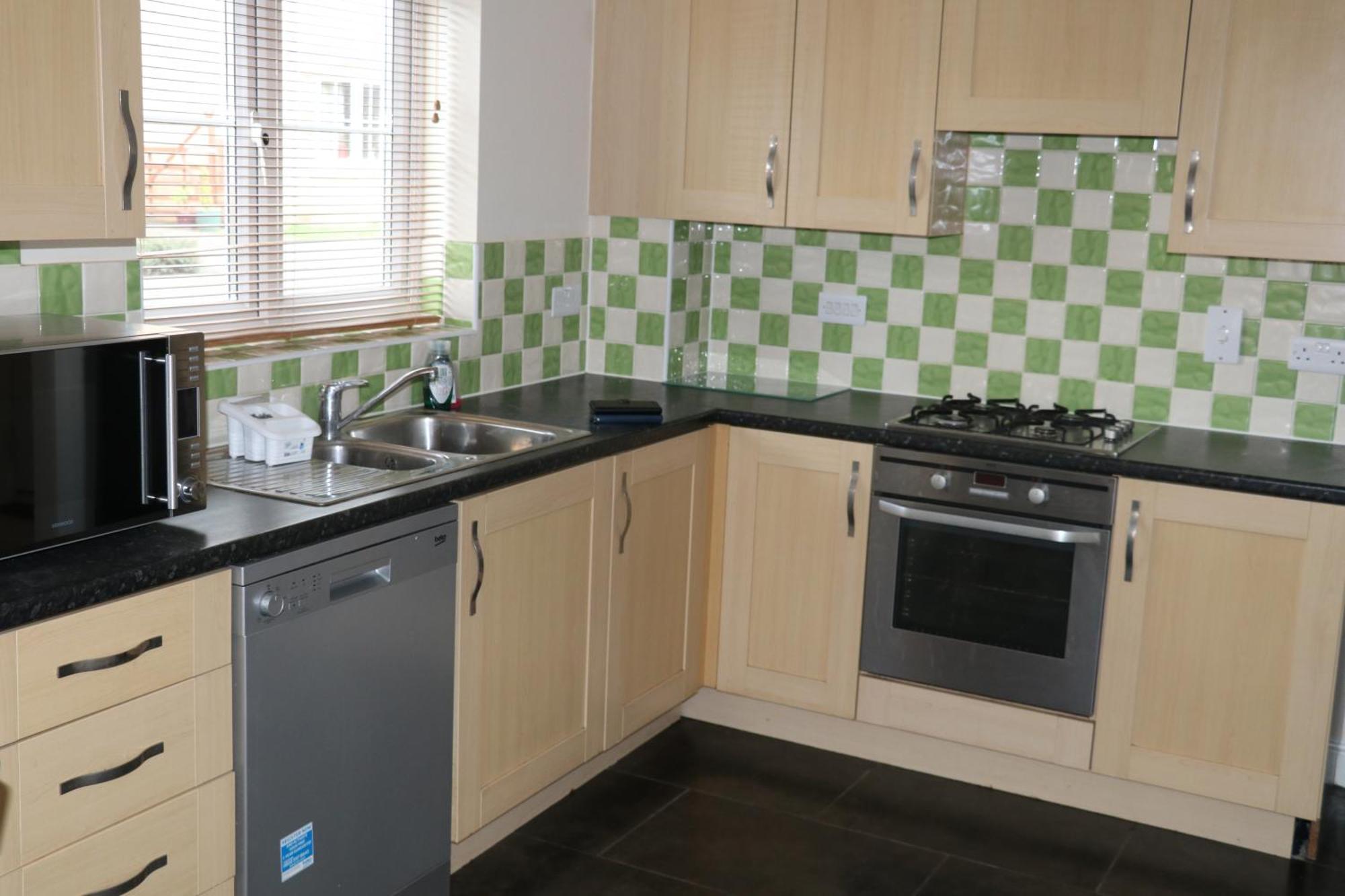 The Iris House Is Close To Centre And Is Ideal For Tourists, Visiting Family Members Or Work Related Activities Including Contractors *