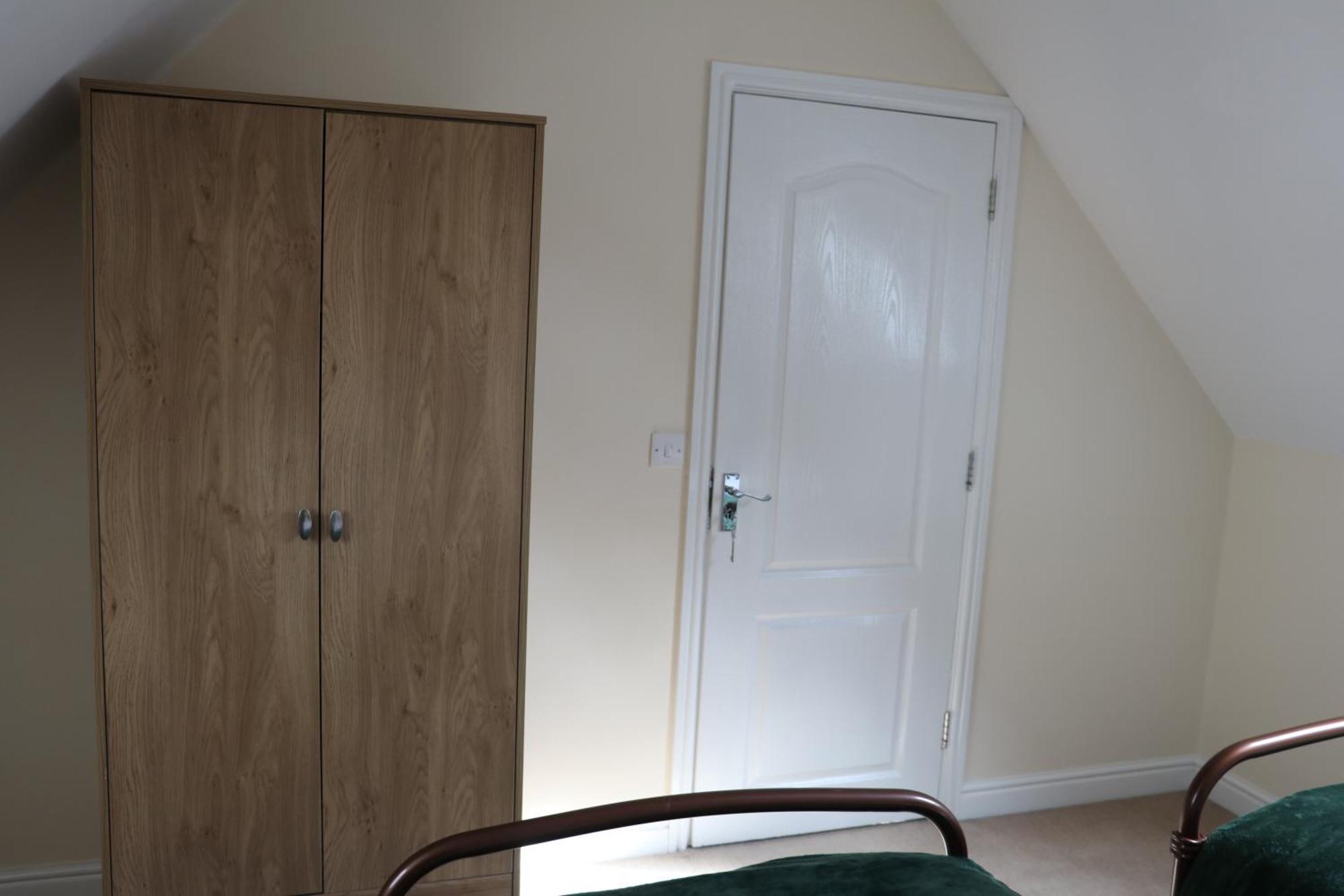 The Iris House Is Close To Centre And Is Ideal For Tourists, Visiting Family Members Or Work Related Activities Including Contractors Holiday home *